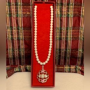 NIB GLAM & GLOW FAUX PEARL NECKLACE w/ REMOVABLE PENDANT